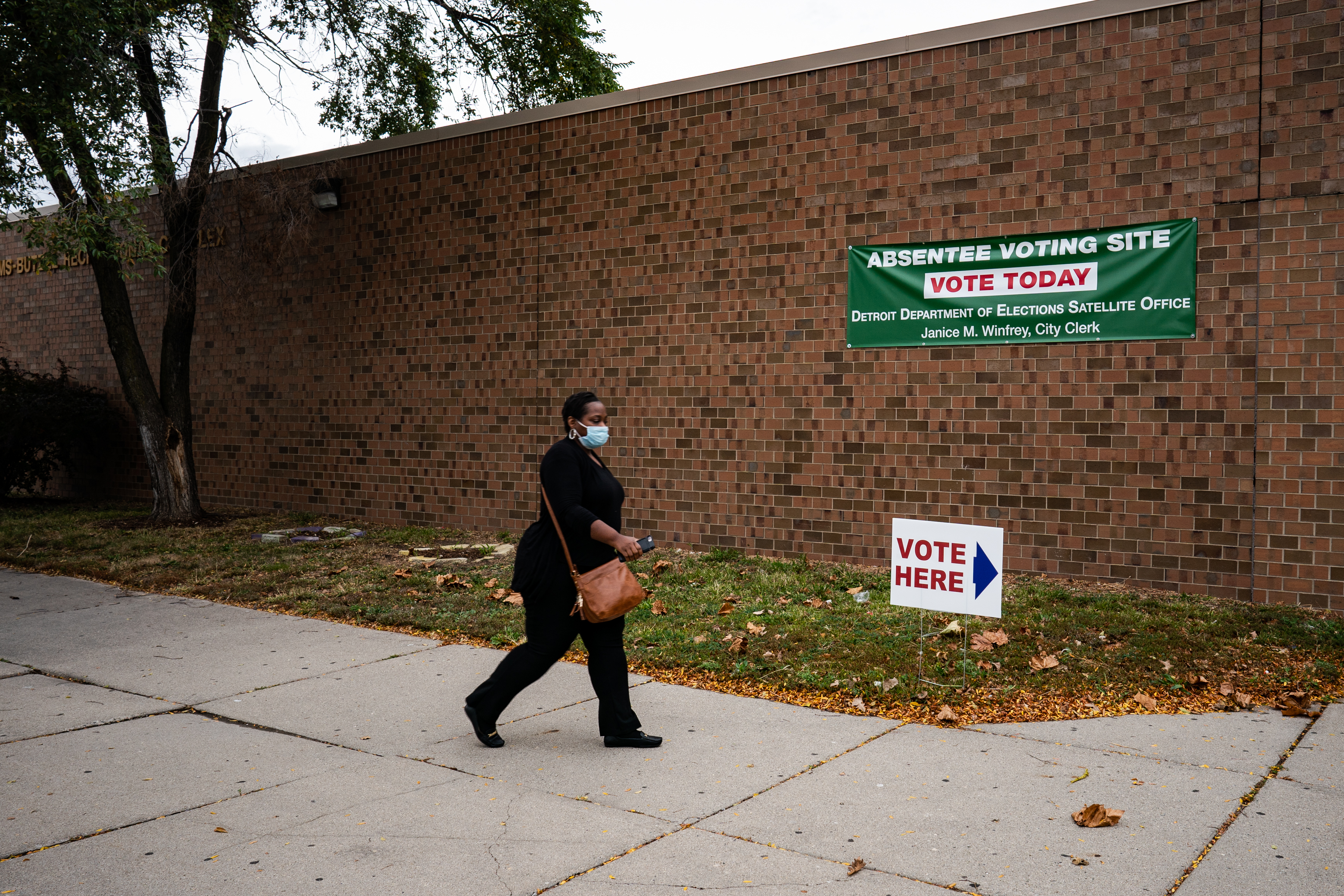 Virus Surges in Key Battleground States as Election Nears 1