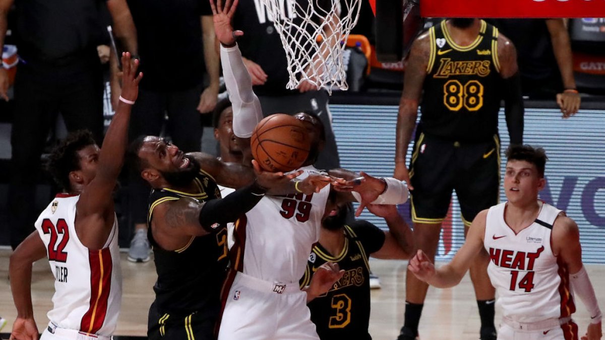 King James scores 40, but a Lakers coronation has to wait
