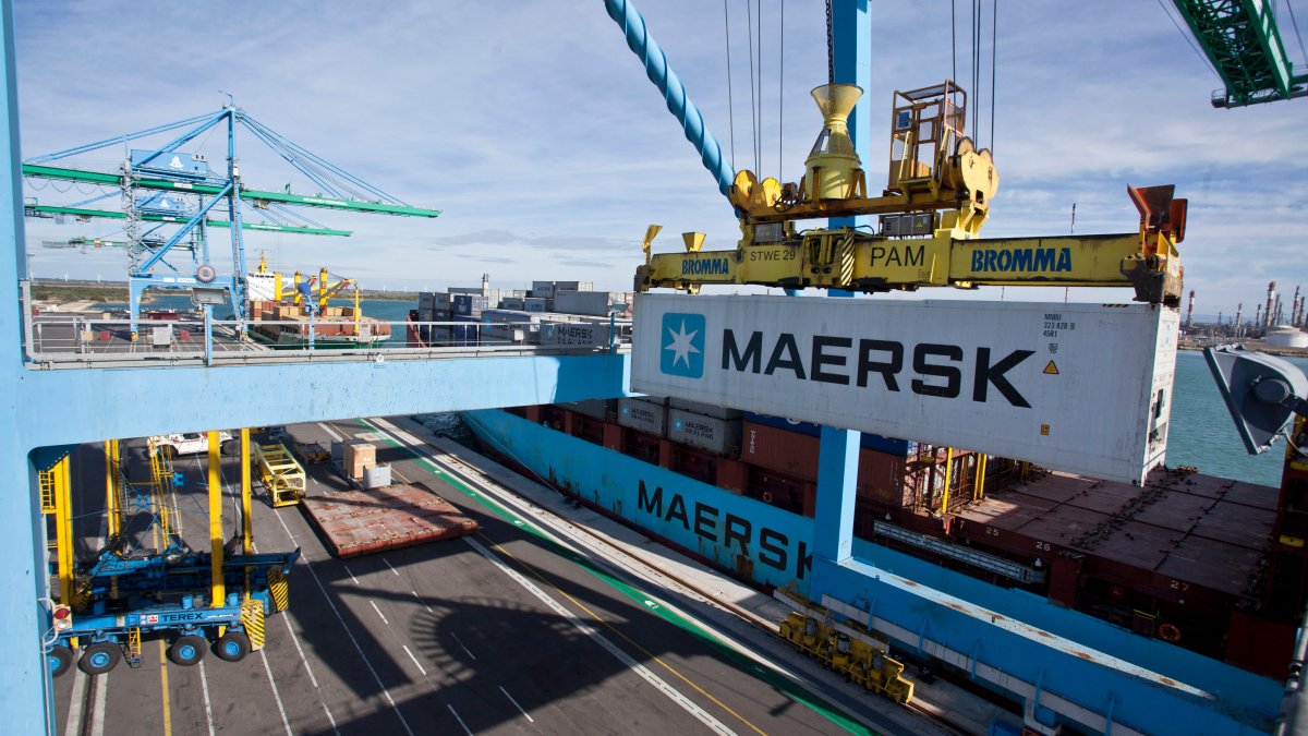 Shipping Giant Maersk Considers Suspension of All Deliveries to and From Russia - Vimarsana News