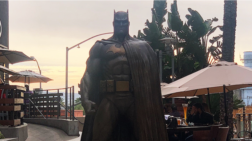 伯班克市长Sharon Springer鼓励蝙蝠侠粉丝以及所有伯班克居民和游客参观雕像，并在社交媒体上发布照片，并附上#BurbankBatman的标签。(photo:NBCLA)