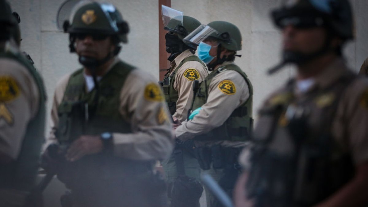 Off-Duty Deputy Shot in Los Angeles, Suspect at Large – NBC Los Angeles