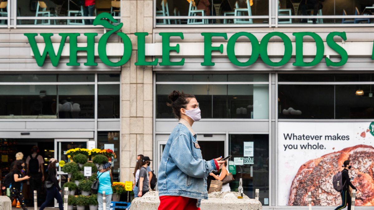Amazon to Open First 2 Cashier-Less Whole Foods Stores Next Year – NBC Los Angeles Amazon to Open First 2 Cashier-Less Whole Foods Stores Next Year – NBC Los Angeles