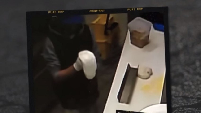 当局表示，一名小偷在盗窃南加州一家比萨店时，趁着休息时间给自己做了一个比萨饼，然后带着餐厅的送餐车逃离。(photo:NBCLA)