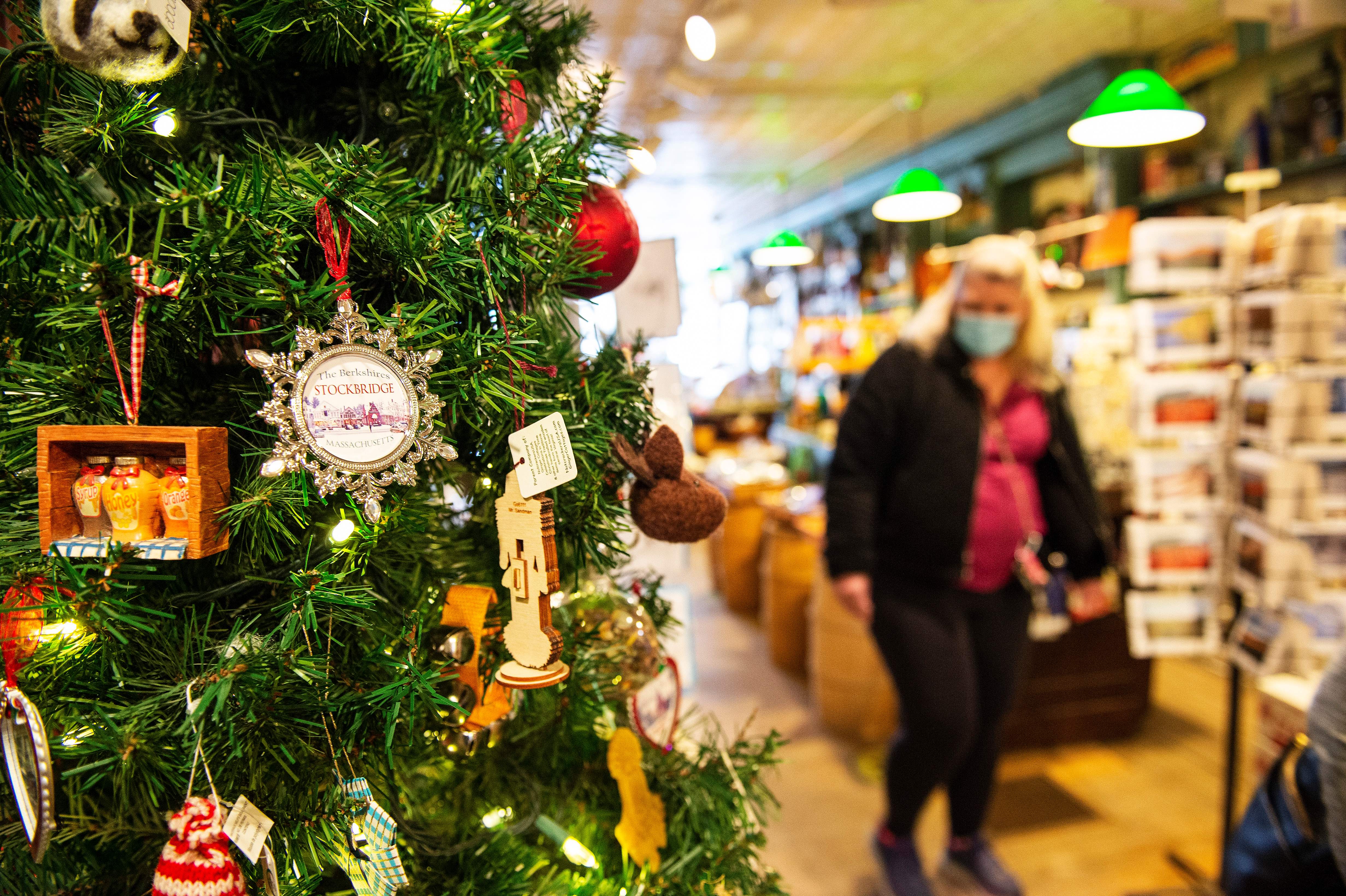 As Holiday Shoppers Pull Back on Impulse Buys, Online Retailers Are Forced to Crack a Retail Riddle - Vimarsana News