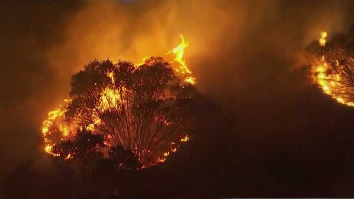 Bond Fire Burns 6,400 Acres and Is 10% Contained – NBC Los Angeles