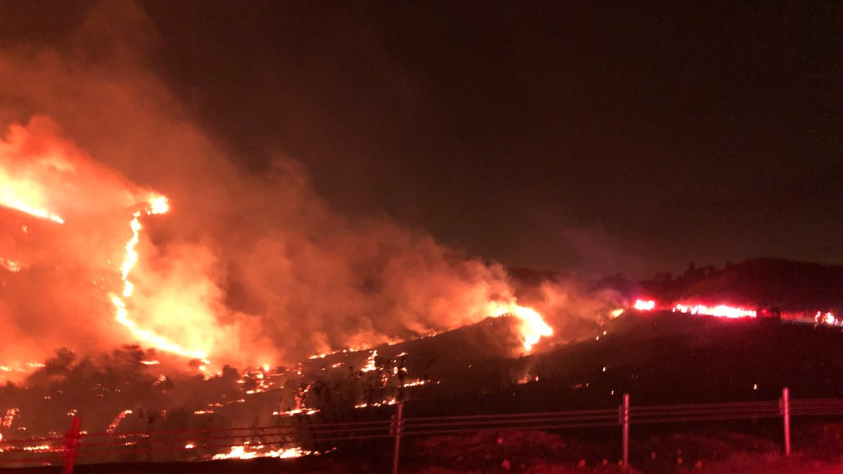 Near the fire. Пожары в Калифорнии (2018). Пожары в Калифорнии 2020. Пожар Кэмп. Лесные пожары в Калифорнии 2018.