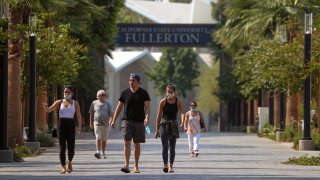 New incoming student Olivia Murphy, 20, left in white top, takes her family on a tour of the campus at Cal State University of Fullerton on Friday, Aug. 21, 2020 in Fullerton, CA. (Irfan Khan / Los Angeles Times via Getty Images)