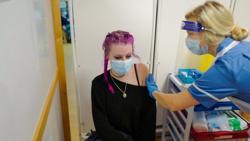 2020年12月9日，英国皇家康沃尔医院在英国特鲁罗开始了他们的疫苗接种计划，艾琳-莉莉成为康沃尔第一个接受其Covid-19疫苗接种的人。(photo:NBCLA)