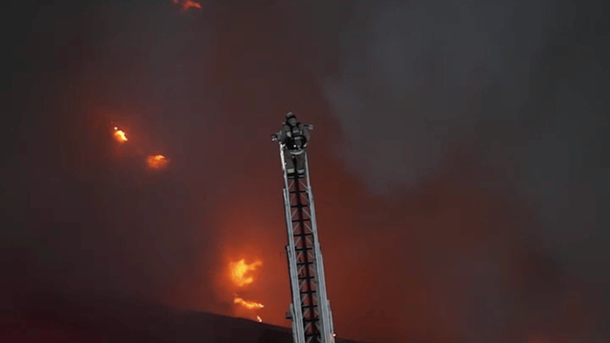 Fire Burns Building in Historic South-Central – NBC Los Angeles