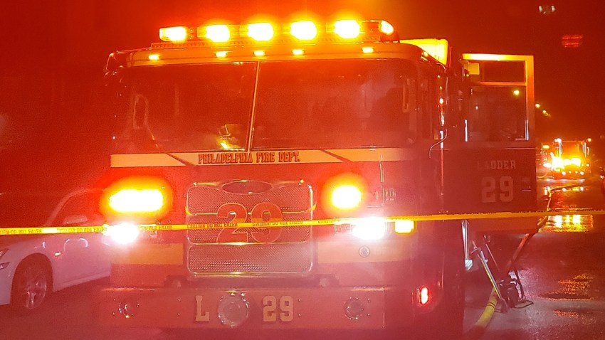 在西橡树巷（West Oak Lane）附近发生致命大火后，一辆费城消防局的卡车在停在犯罪现场胶带后面时，车灯亮着。(photo:NBCLA)