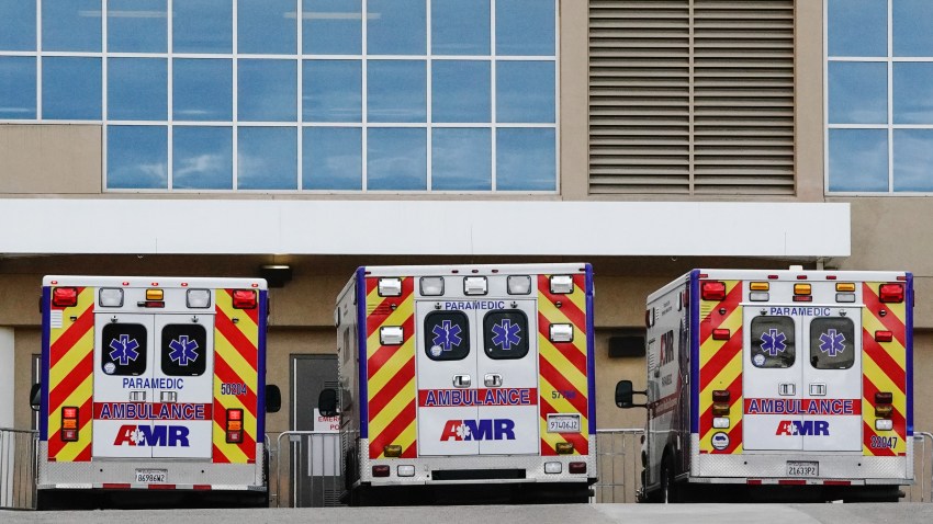 2020年12月17日星期四，美国加利福尼亚州河滨社区医院外的救护车。随着科维德-19前所未有地席卷加州，大洛杉矶正成为美国受灾最严重的大都会区。摄像师。关冰/Bloomberg via Getty Images。(photo:NBCLA)