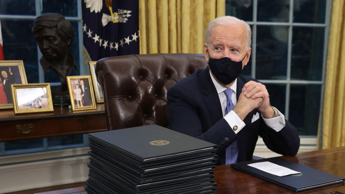 About the Bust of Civil Rights Leader Cesar Chávez in President Biden's  Oval Office – NBC Los Angeles