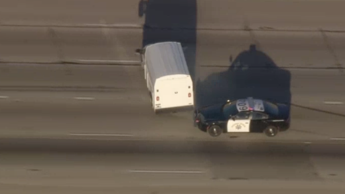 Policemen turning the van in pursuit of Oceanside to Pacoima – NBC Los Angeles