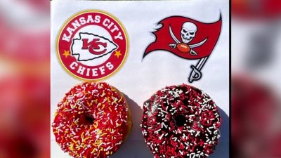 Fired up fans stop at Randy's Donuts in Inglewood hoping to score LA Rams  Super Bowl LVI themed donuts - ABC7 Los Angeles