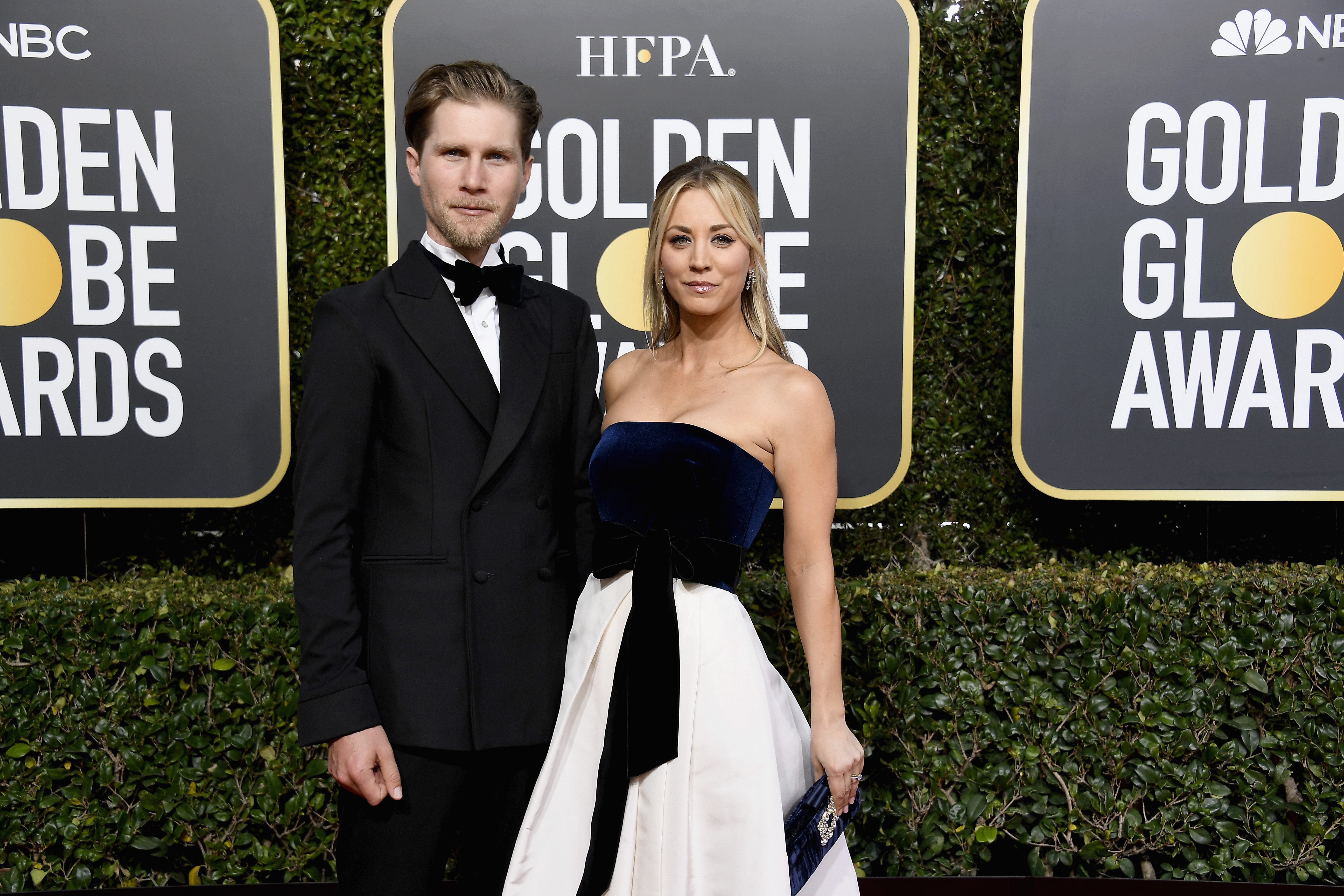 Kaley cuoco golden store globes 2019 dress