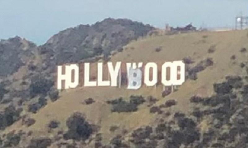 六人因篡改好莱坞标志写成HollyBoob