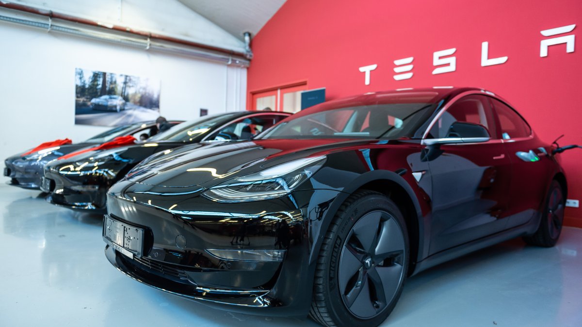 Tesla Faces Another US Safety Investigation: Unexpected Braking - Vimarsana News
