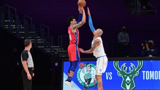 Philadelphia 76ers v Los Angeles Lakers