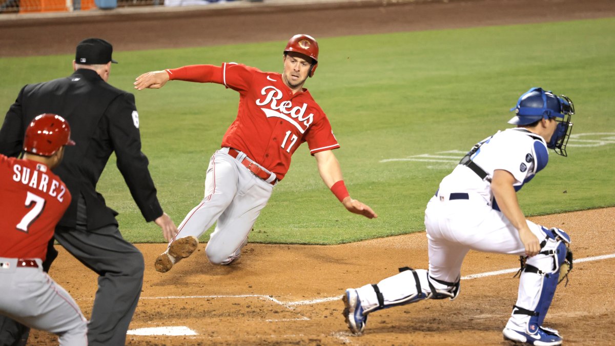 Senzel hits go-ahead homer in 7th inning, helping Reds to 3-1 win