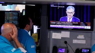 Traders look on as a screen shows Federal Reserve Chairman Jerome Powell’s news conference after the U.S. Federal Reserve interest rates announcement on the floor of the New York Stock Exchange (NYSE) in New York, U.S., July 31, 2019.