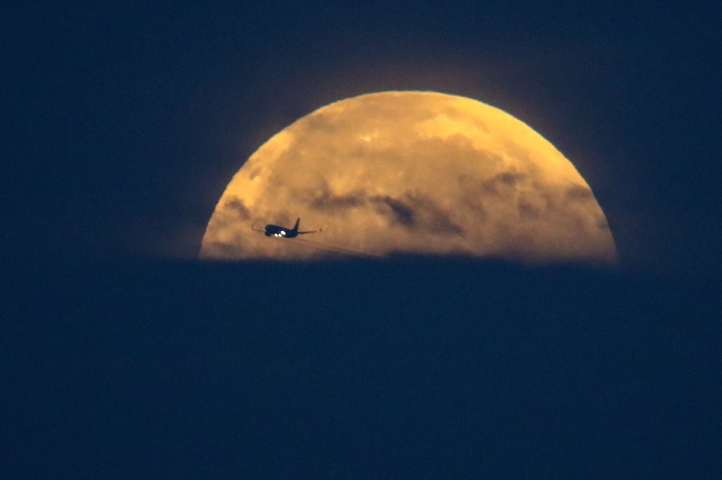 Tonight S Strawberry Moon Is Last Supermoon Of 21 Nbc Los Angeles