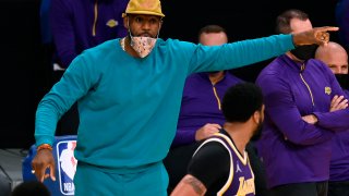 New York Knicks v Los Angeles Lakers