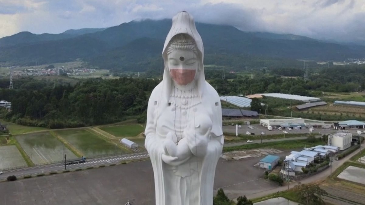 Massive face. Статуя Богини милосердия Каннон Япония. Статуя Япония лицо. Статуя в медицинской маске. Статуя Богини Каннон Сэндай.