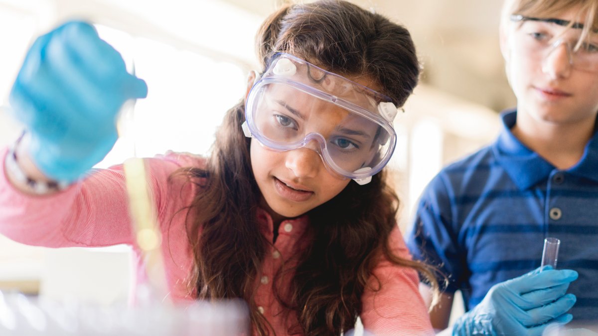 Are you interested in science do your. Эксперимент в школе. Наука для детей. Подростки наука. Молодежь в науке.