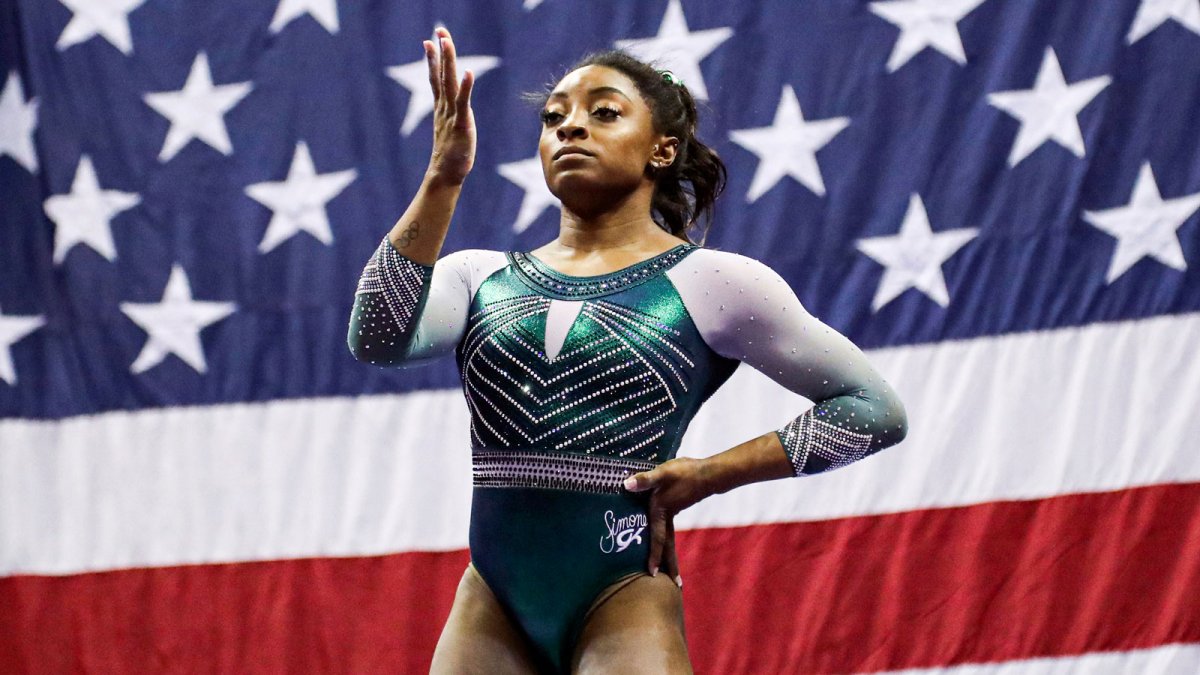 Simone Biles Owns NFL Boyfriend Jonathan Owens in Rope Climbing Contest