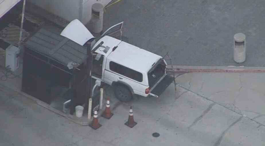 Heavily Armed Man With Knives And Loaded Guns Taken into Custody After Trying to Enter Federal Building Heavily Armed Man With Knives And Loaded Guns Taken into Custody After Trying to Enter Federal Building