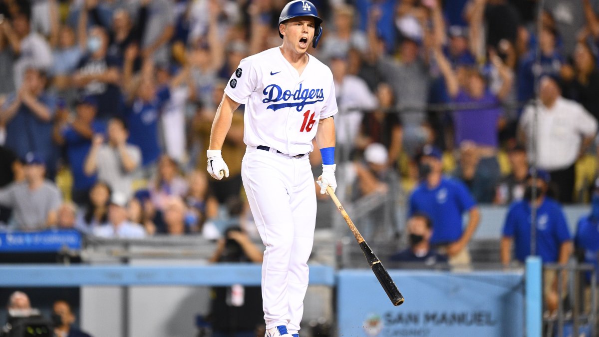 Hernández hits three-run homer as Dodgers beat Giants 5-2 in