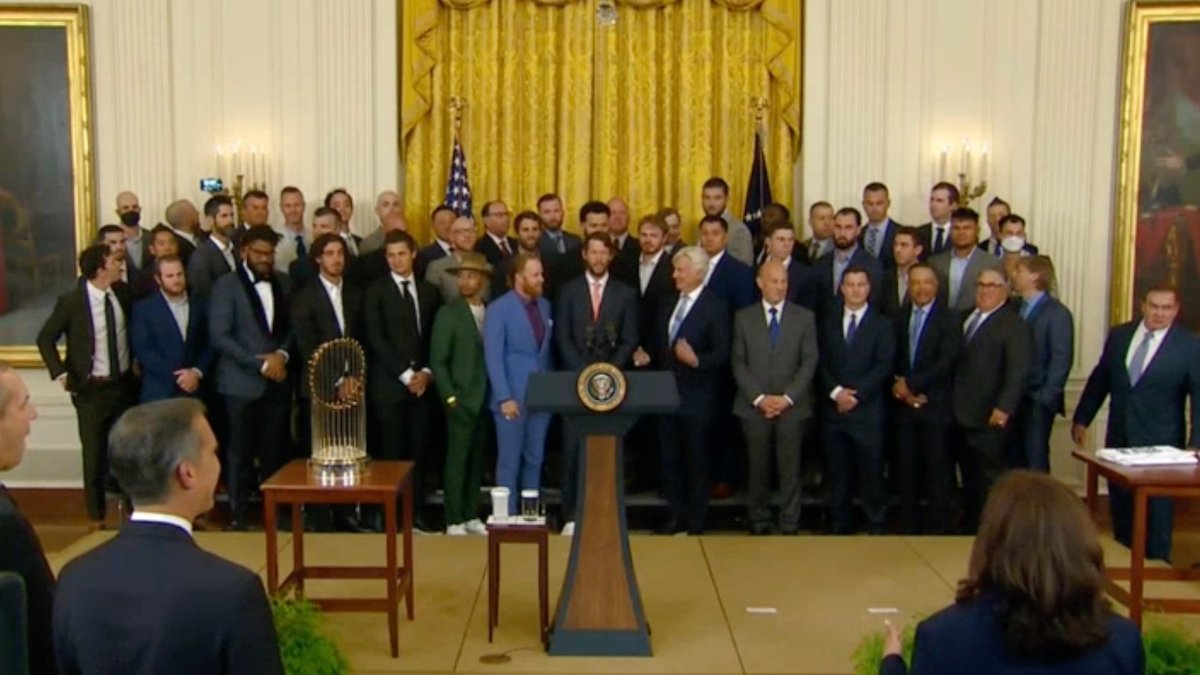 Dodgers' Joe Kelly wears mariachi jacket to White House visit