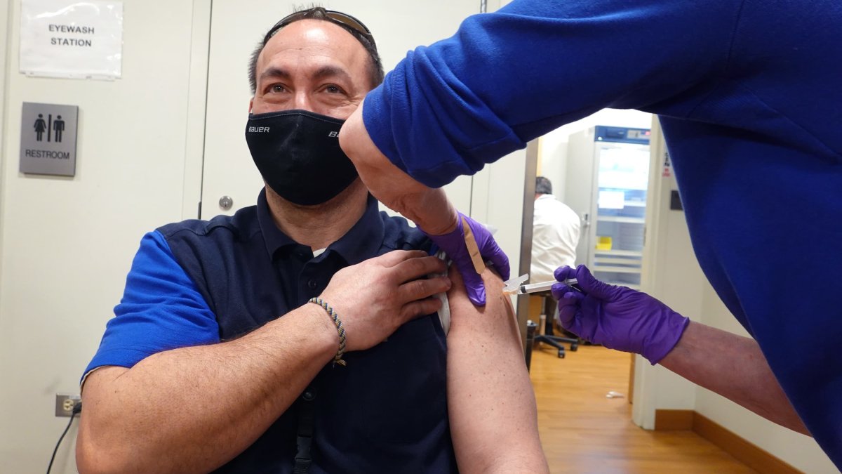 United Brings Back Airport Vaccines for Employee Boosters as Omicron Spreads - Vimarsana News