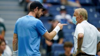 Andy Murray complains to referee