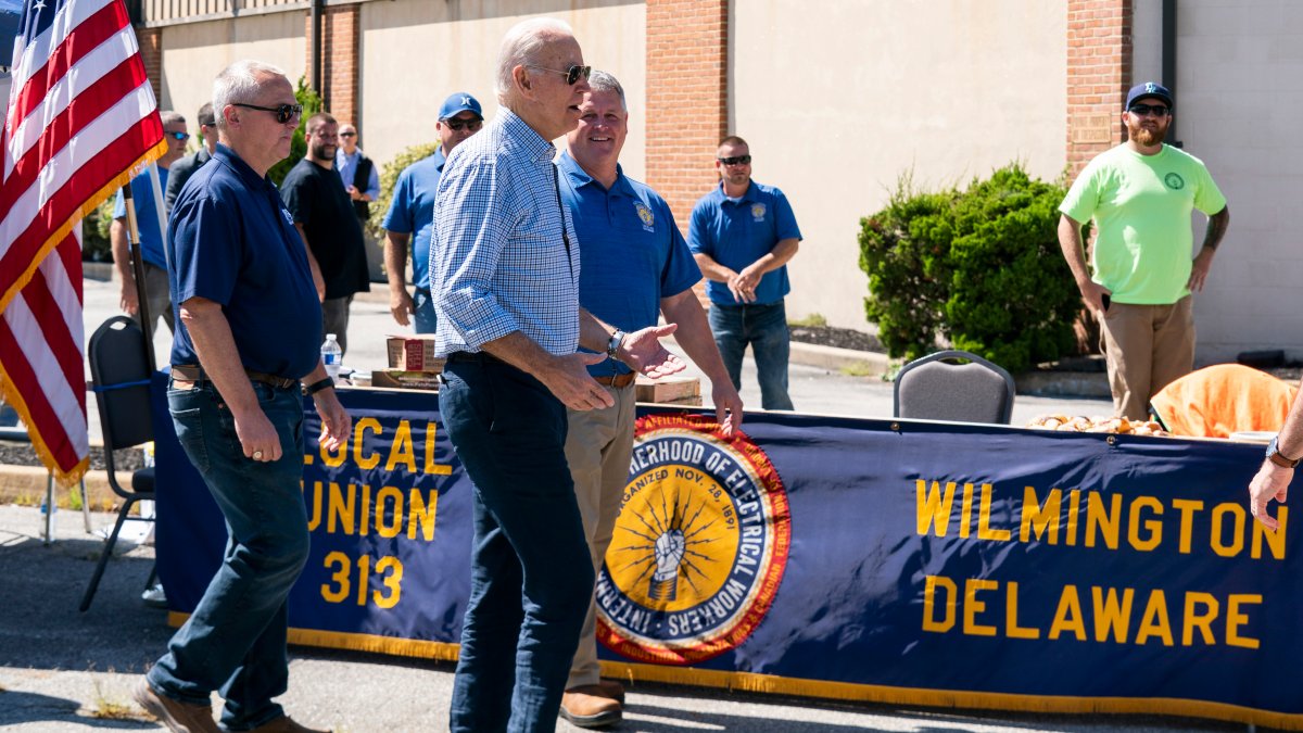 Biden Marks Labor Day Delivering Sandwiches to Union Members – NBC Los Angeles Biden Marks Labor Day Delivering Sandwiches to Union Members – NBC Los Angeles