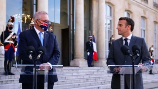 French President Emmanuel Macron (R) and Australia's Prime Minister Scott Morrison