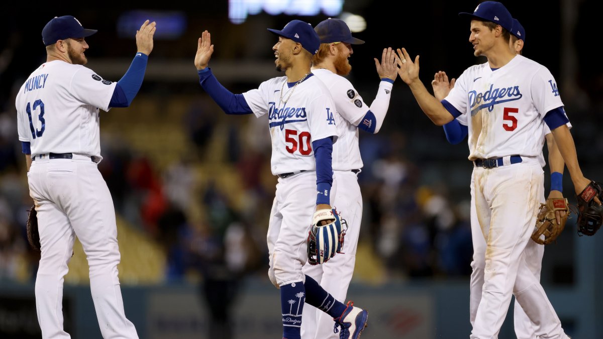 Justin Turner hits two homers as Dodgers clinch playoff berth - Los Angeles  Times