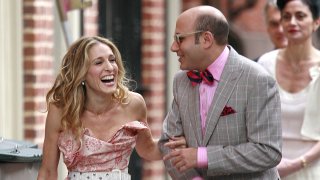 FILE - Actors Sarah Jessica Parker and actor Willie Garson film a scene for the "Sex and the City" movie on Oct. 1, 2007, in New York City.