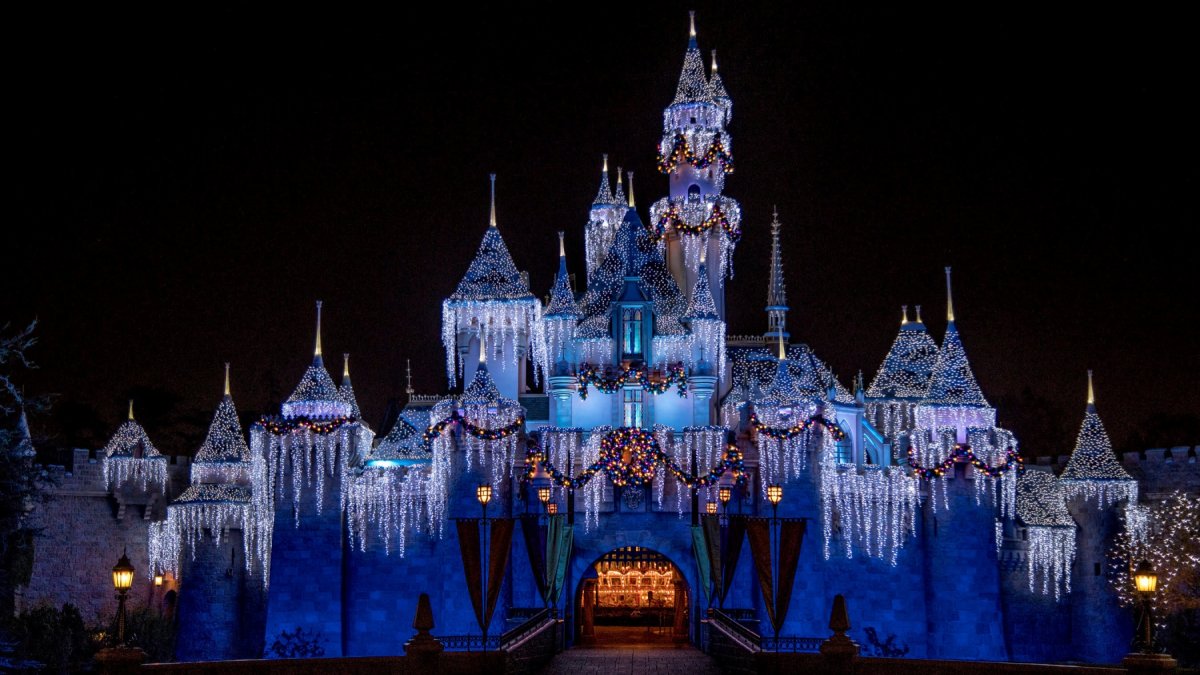 Disneyland’s Holiday Fun Will Shimmer With Sparkle and ‘Snow’ NBC Los
