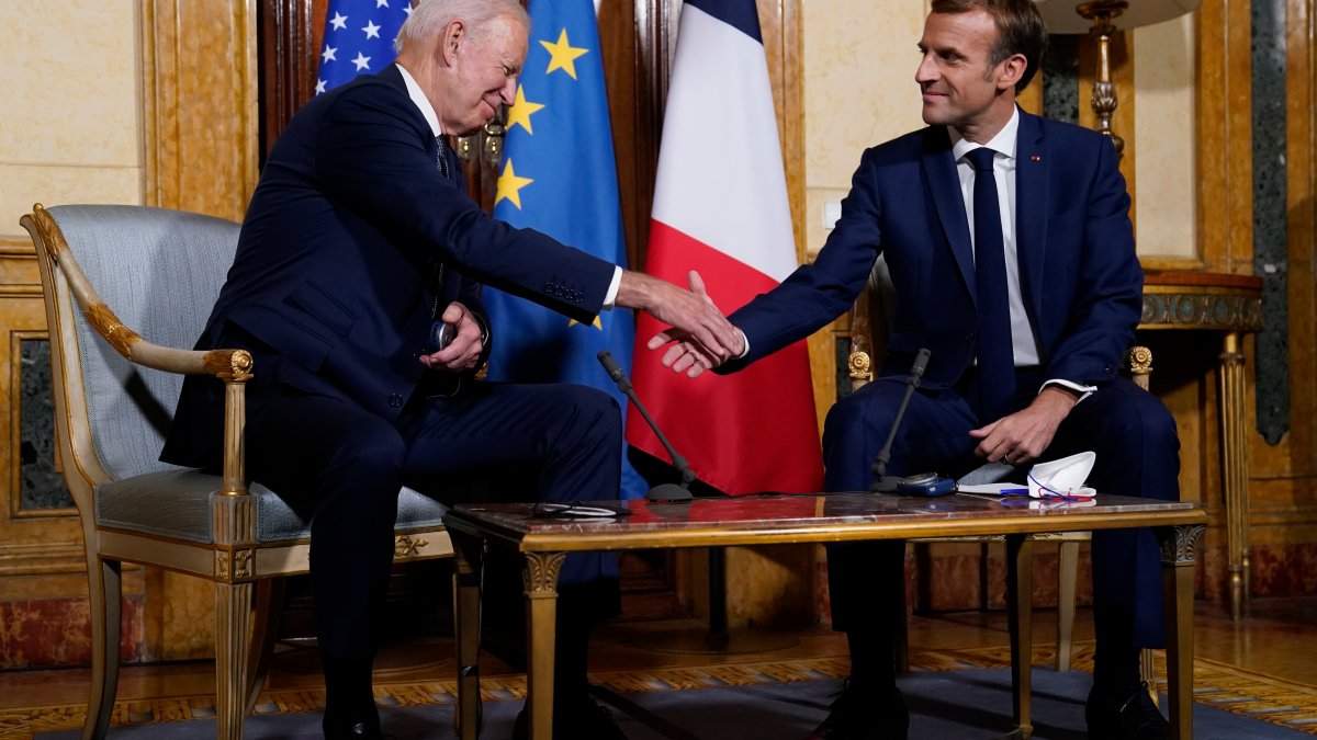 Biden Tells Macron US ‘Clumsy' in Australia Submarine Deal