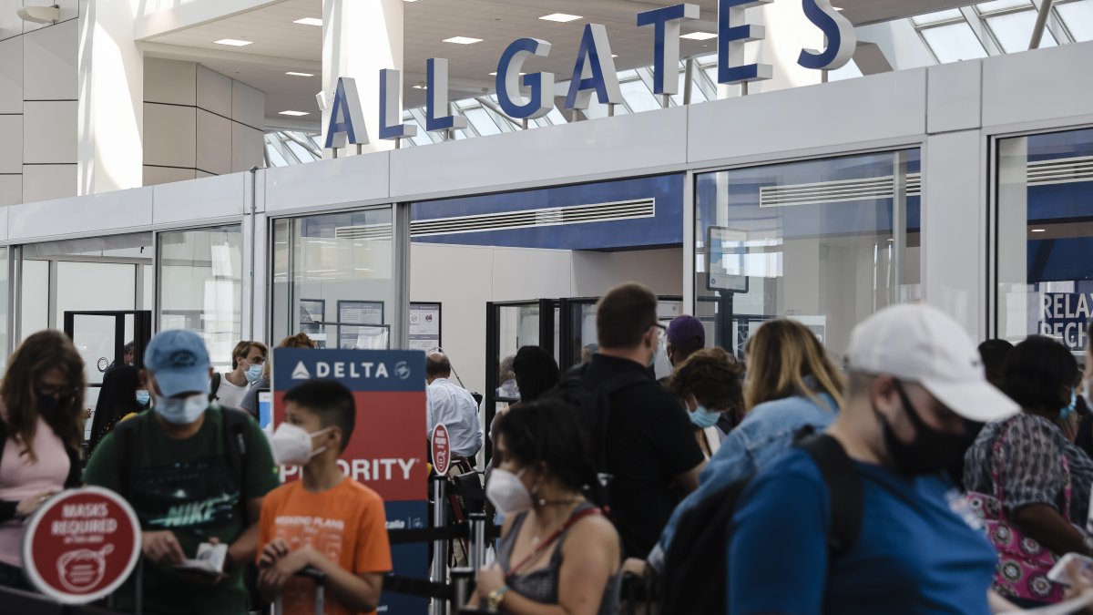 Schumer Warns of Holiday Travel Mess With 40% of TSA Agents Still Unvaccinated – NBC Los Angeles Schumer Warns of Holiday Travel Mess With 40% of TSA Agents Still Unvaccinated – NBC Los Angeles