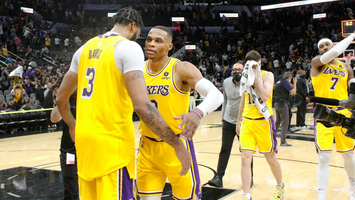Davis leads Lakers past Pistons 128-121 for 2nd straight win