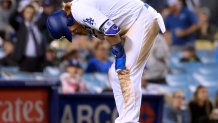 Why Does Justin Turner Smear Dirt Across the Back of His Jersey? - LAmag -  Culture, Food, Fashion, News & Los Angeles