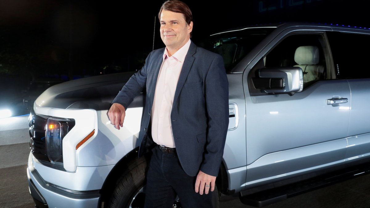 Ford CEO Doesn't Expect Electric Vehicle Battery Costs to Drop Anytime Soon - Vimarsana News
