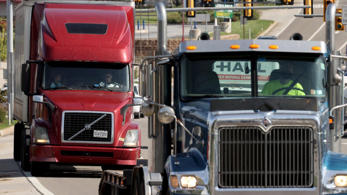 Big Rig Strikes Overpass on 91 Freeway with Load – NBC Los Angeles - Vimarsana News