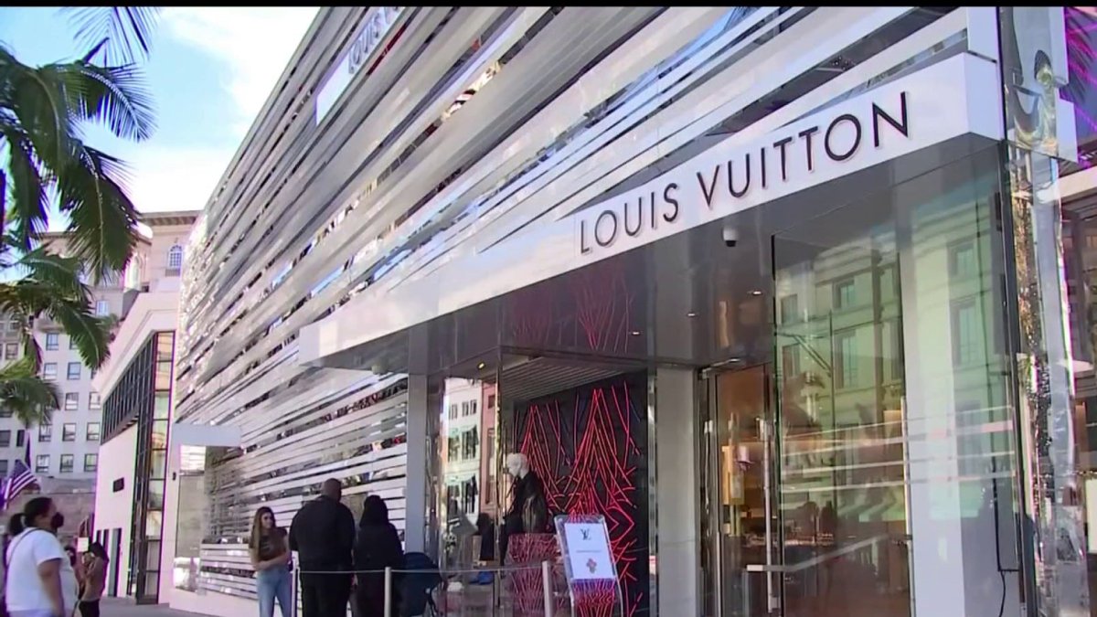 Smash-and-grab burglars slam Jeep into Louis Vuitton store - CWB