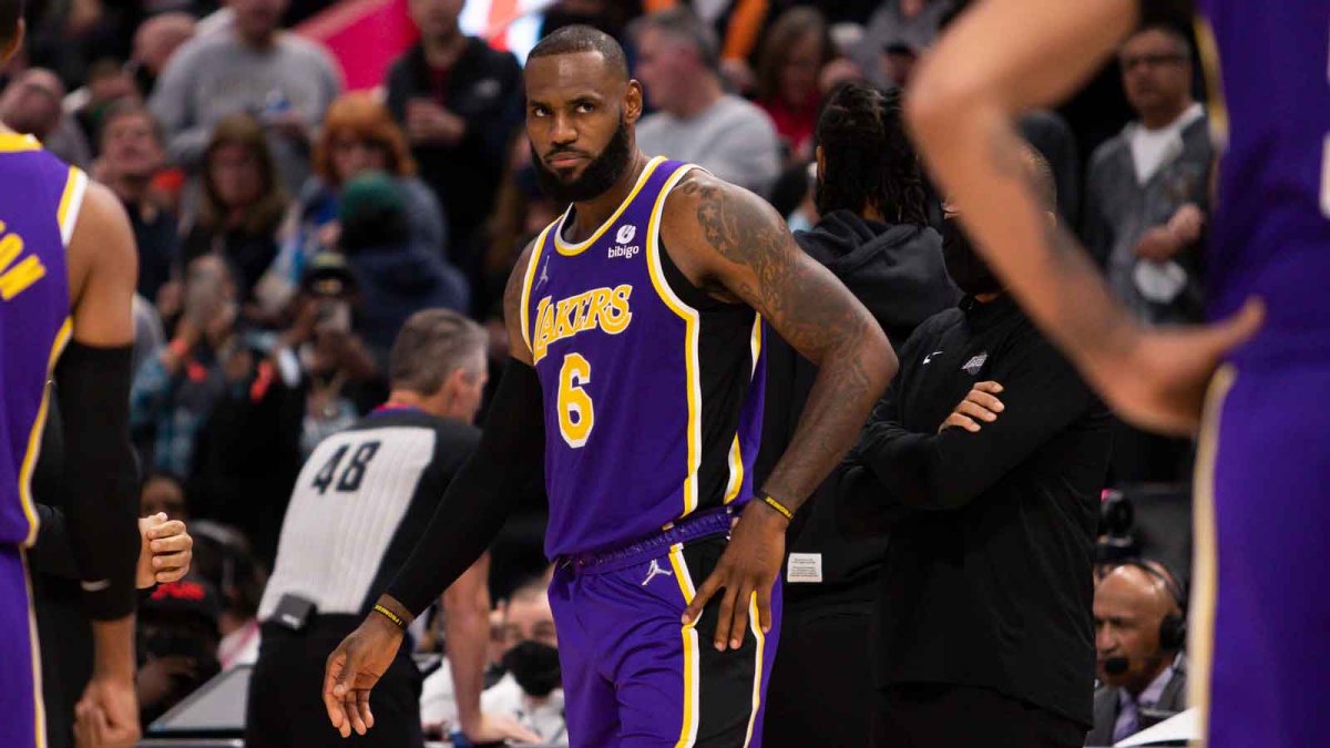 Lakers’ LeBron James Ejected After Elbowing Pistons’ Isaiah Stewart in