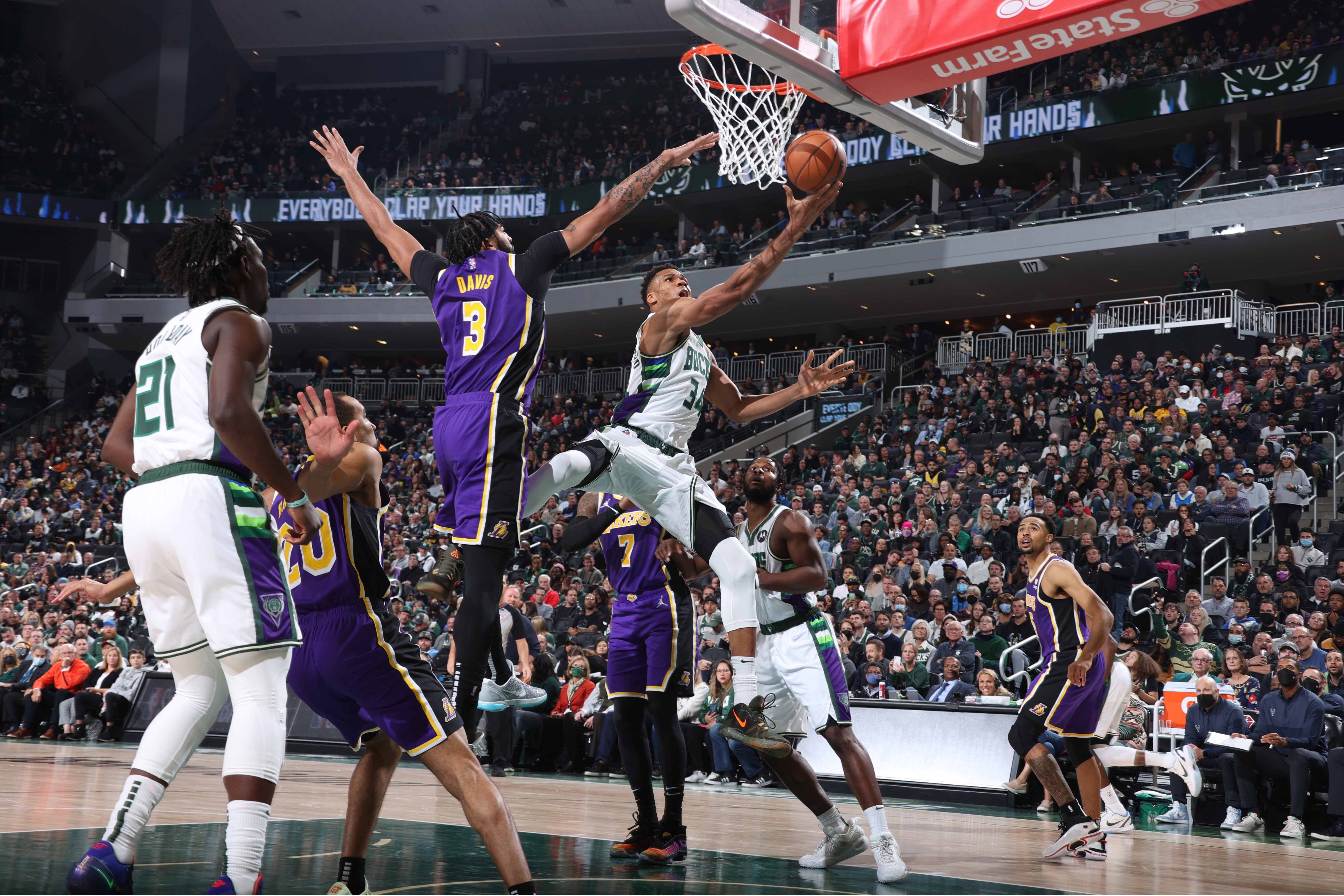 Giannis Antetokounmpo Leads Bucks Over Shorthanded Lakers 109-102