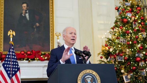 Biden, First Lady Visit Hospitalized Kids on Christmas Eve 1