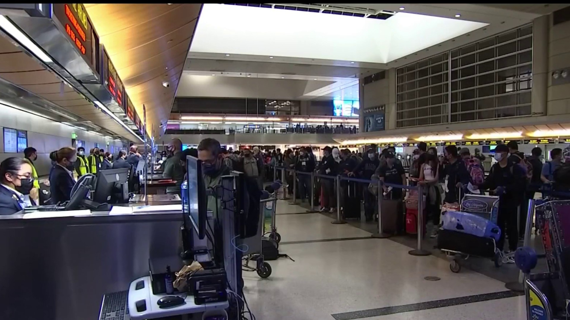 Holiday Travel Rush Continues, Despite Omicron Spread – NBC Los Angeles